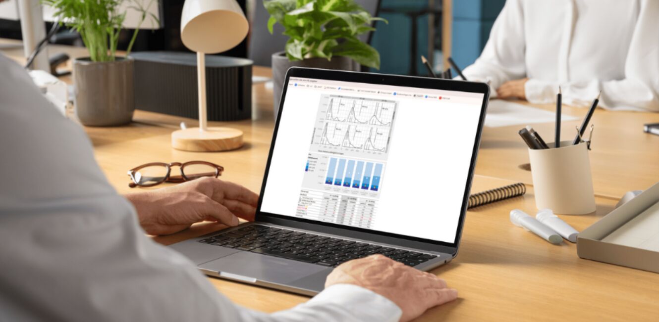 Person wertet Geschäftsdaten mit Analyse-Tool am Laptop im Büro aus.